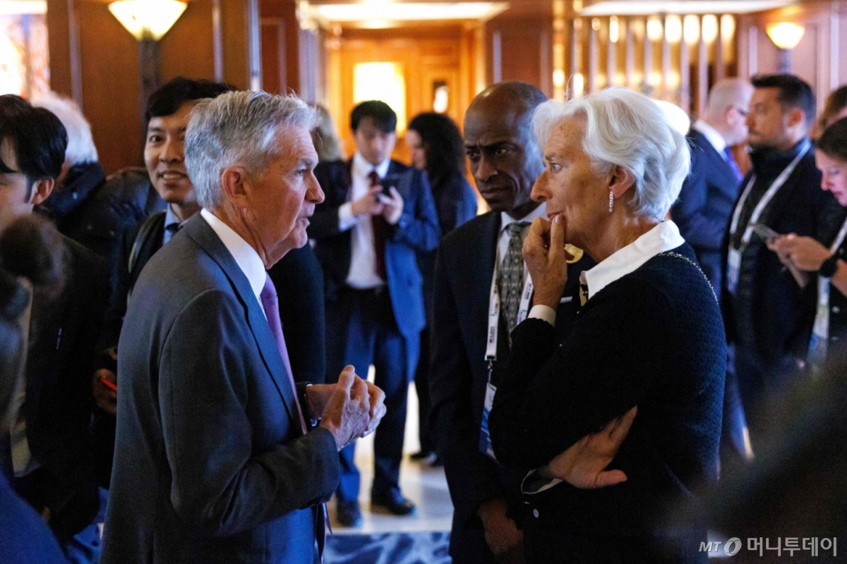 유럽중앙은행, 정책금리 1년여만에 동결…