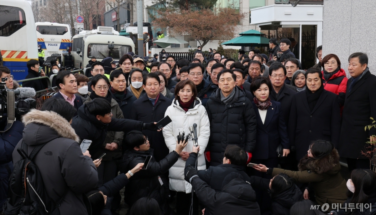  나경원 국민의힘 의원을 비롯한 여당 의원들이 6일 서울 용산구 윤석열 대통령 관저 앞에서 입장을 밝히고 있다. 2025.1.6/뉴스1  Copyright © 뉴스1. All rights reserved. 무단 전재 및 재배포,  AI학습 이용 금지. 