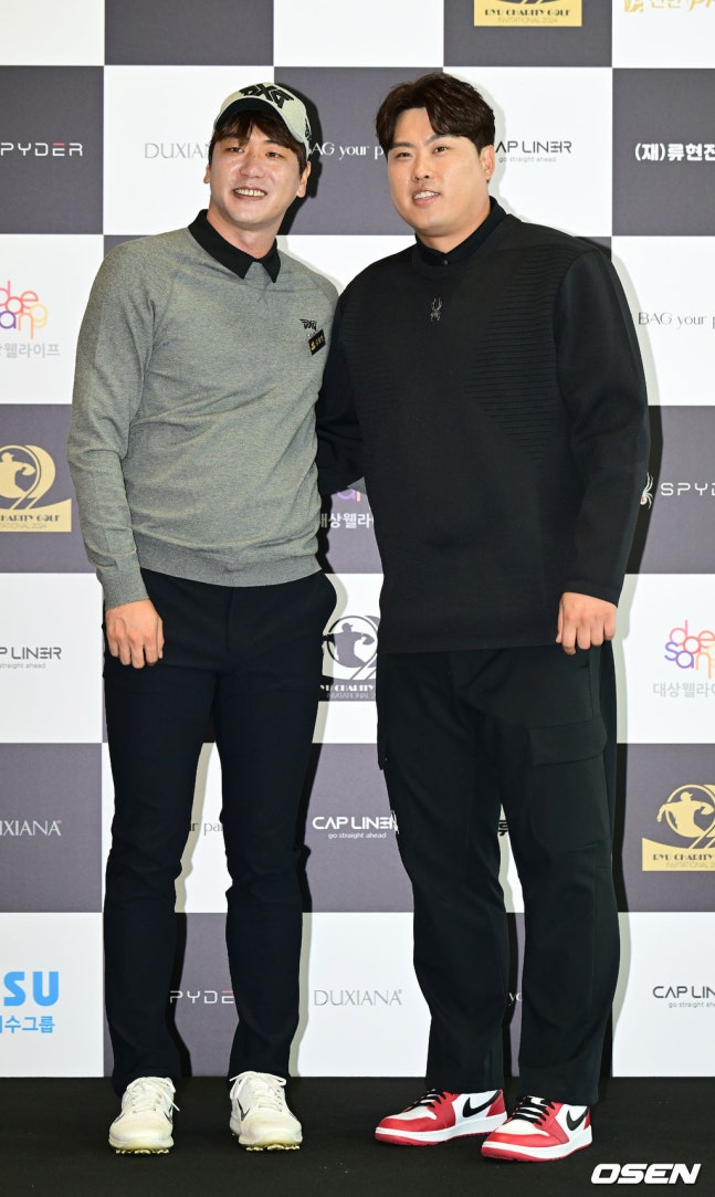 지난해 11월 류현진이 개최한 자선골프 대회에서 기념 촬영을 하고 있는 김광현(왼쪽)과 류현진.