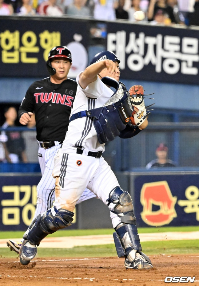 두산 양의지가 25일 잠실 LG전 9회초 1사 만루에서 1루로 악송구하고 있다.
