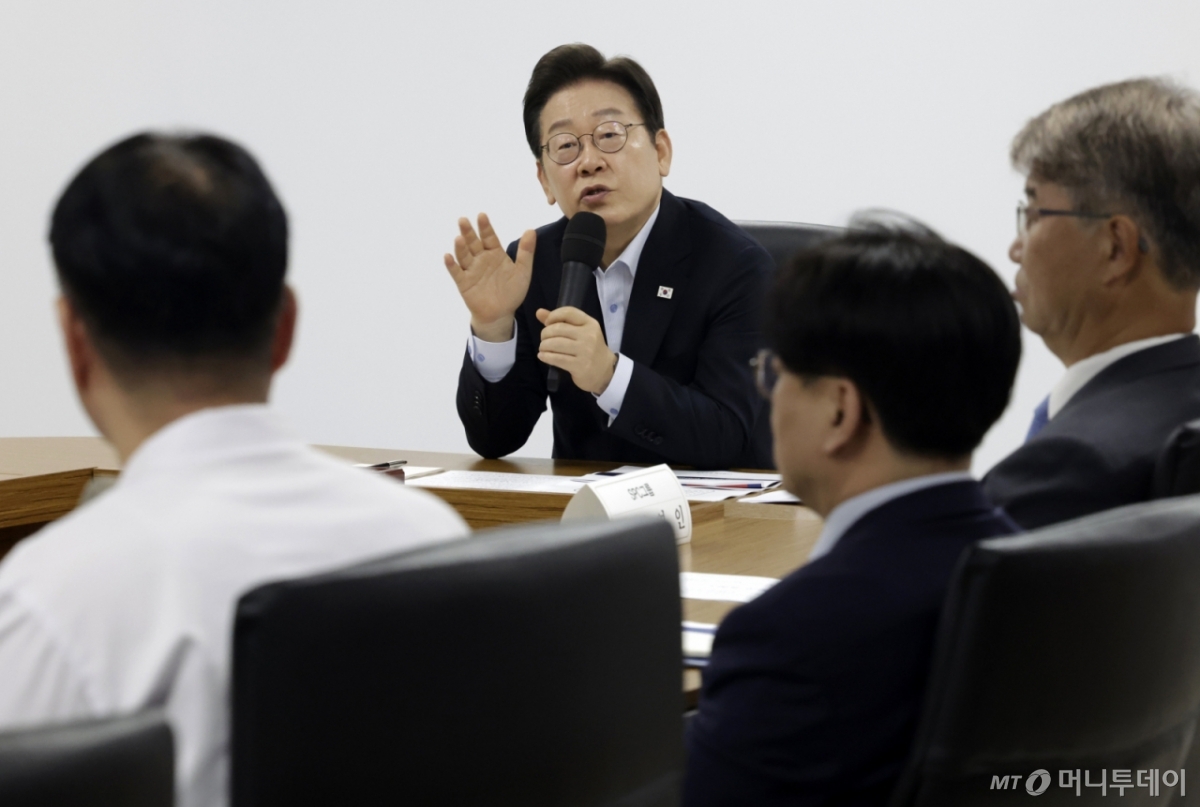[시흥=뉴시스] 최동준 기자 = 이재명 대통령이 25일 경기 시흥시 SPC삼립 시화공장에서 열린 산업재해 근절 현장 노사간담회에서 SPC 임원들에게 사고경위와 근로자 노동 환경 등에 대해 질문하고 있다. 2025.07.25. photocdj@newsis.com /사진=최동준