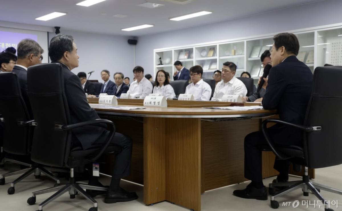 [시흥=뉴시스] 최동준 기자 = 이재명 대통령이 25일 경기 시흥시 SPC삼립 시화공장에서 열린 산업재해 근절 현장 노사간담회에서 발언하고 있다. 2025.07.25. photocdj@newsis.com /사진=최동준