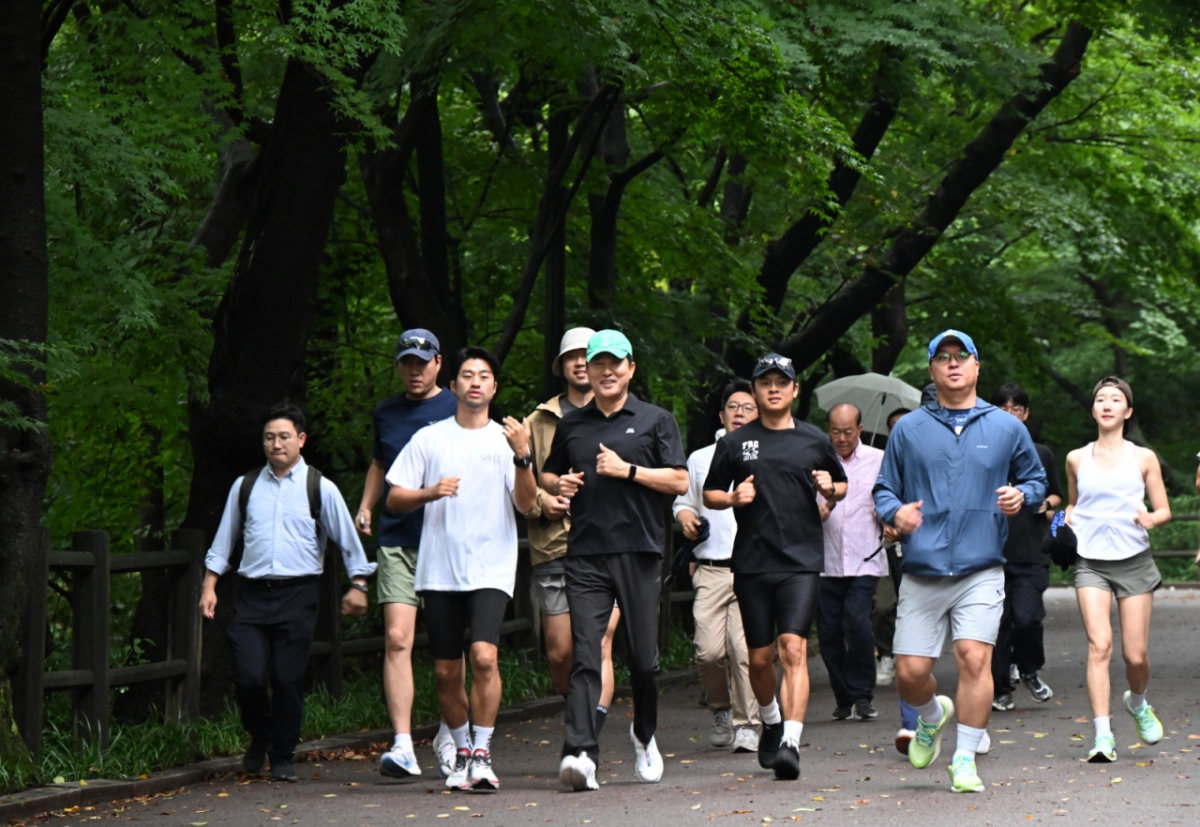 오세훈 서울시장이 지난 15일 오전 시민들과 서울 남산 북측순환로를 함께 달리고 있다. /사진=뉴시스