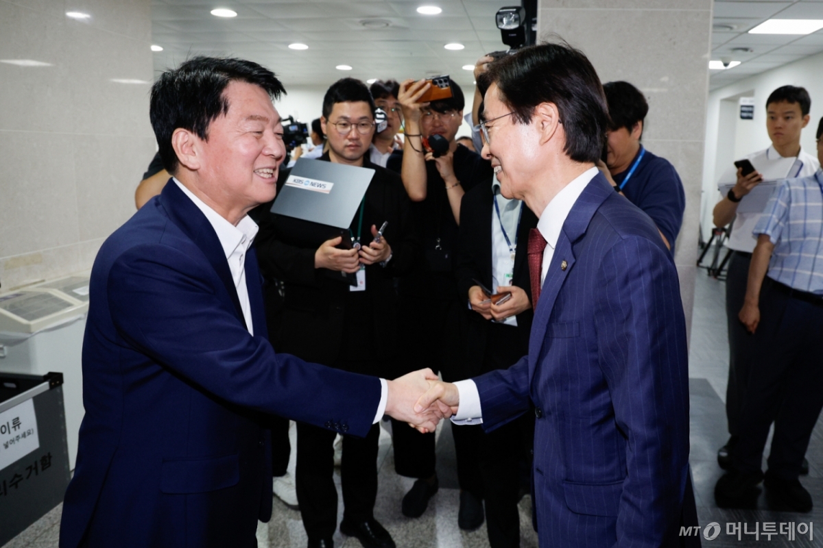 안철수 국민의힘 의원(왼쪽)이 21일 오전 서울 여의도 국회 소통관에서 현안 기자회견을 마친 뒤 당대표 출마 선언을 앞둔 조경태 의원과 악수하고 있다. 2025.7.21/뉴스1  Copyright © 뉴스1. All rights reserved. 무단 전재 및 재배포,  AI학습 이용 금지. 