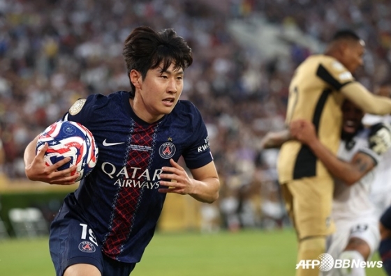 이강인이  지난 6월 20일(한국 시간) 미국 캘리포니아 패서디나의 로즈 볼 스타디움에서 열린 PSG 대 보타포구의 '2025 국제축구연맹(FIFA) 클럽 월드컵' 조별리그 B조 2차전에서 볼을 갖고 코너를 향해 뛰고 있다. /AFPBBNews=뉴스1