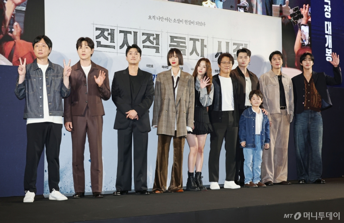 김병우 감독, 배우 정성일, 최영준, 나나, 채수빈, 박호산, 신승호, 원은성, 이민호, 안효섭이 21일 오후 서울 롯데시네마 롯데월드점에서 진행된 영화 '전지적 독자 시점(감독 김병우) VIP 시사회 포토월 행사에 참석해 포즈를 취하고 있다./사진=이동훈 photoguy@