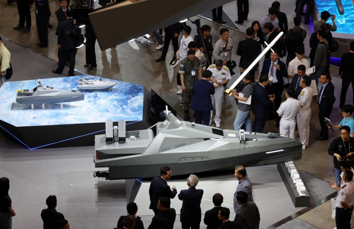 지난 5월 '국제해양방위산업전 2025(MADEX)'가 열린 부산 해운대구 벡스코 제1전시장을 찾은 관람객들이 LIG넥스원 부스에서 최초로 공개한 전투용 무인잠수정 콘셉트 모델 '해검-X'를 살펴보고 있다./사진=뉴시스 /사진=하경민