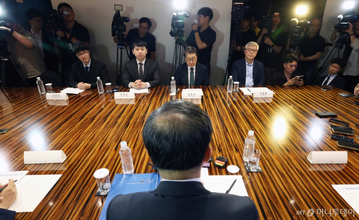 [서울=뉴시스] 김진아 기자 = 25일 오전 서울 중구 더플라자호텔에서 열린 수련협의체 제1차 회의에서 김원섭 수련병원협의회장(오른쪽 두번째)과 한성존 대한전공의협의회 비상대책위원장(왼쪽 두번째) 등 의료계 참석자들이 이형훈 보건복지부 2차관의 모두발언을 경청하고 있다.  (공동취재) 2025.07.25. photo@newsis.com /사진=김진아