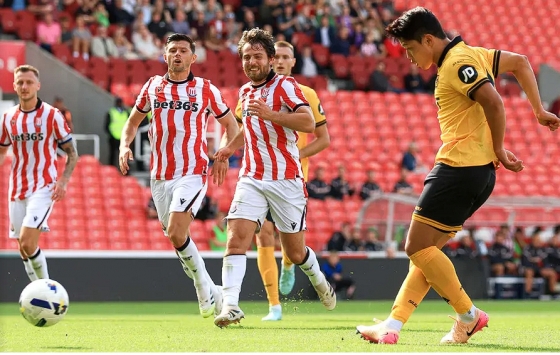 황희찬(오른쪽)이 페널티킥을 시도하고 있다. /사진=울버햄튼 공식 홈페이지 갈무리