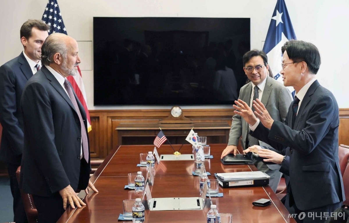 [서울=뉴시스] 김근수 기자 = 김정관(오른쪽) 산업통상자원부 장관이 24일(현지 시간) 미국 워싱턴 D.C. 상무부 회의실에서 하워드 러트닉(Howard Lutnick) 상무부 장관과 면담을 하고 있다. (사진= 산업통상자원부 제공) 2025.07.26. photo@newsis.com *재판매 및 DB 금지 /사진=김근수