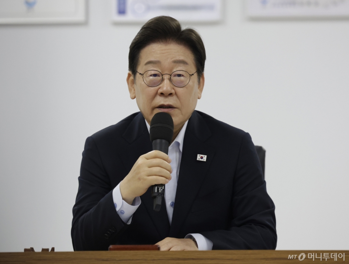 [시흥=뉴시스] 최동준 기자 = 이재명 대통령이 25일 경기 시흥시 SPC삼립 시화공장에서 열린 산업재해 근절 현장 노사간담회에서 발언하고 있다. 2025.07.25. photocdj@newsis.com /사진=최동준