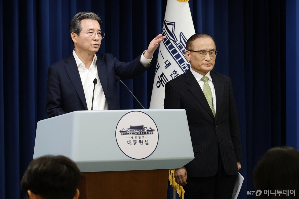 [서울=뉴시스] 최동준 기자 = 김용범(왼쪽) 정책실장과 위성락 국가안보실장이 25일 서울 용산 대통령실 청사에서 통상대책회의 관련 브리핑을 마친 뒤 질문을 받고 있다. 2025.07.25. photocdj@newsis.com /사진=최동준