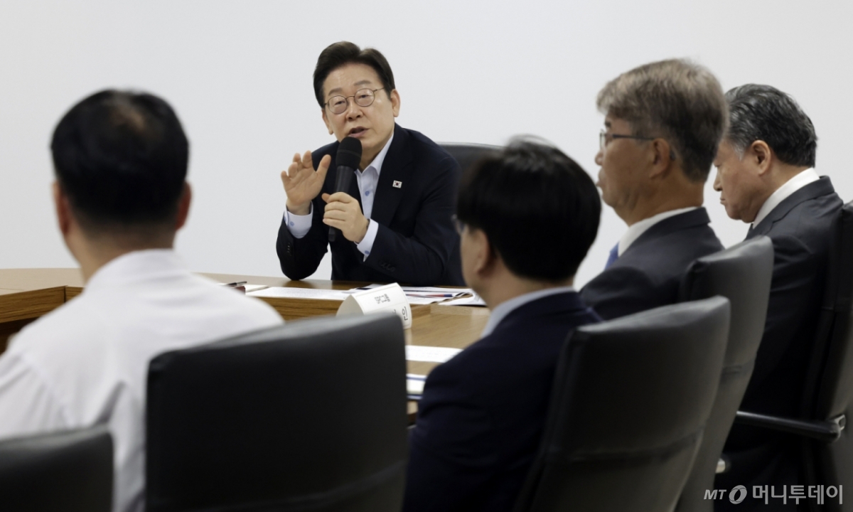 [시흥=뉴시스] 최동준 기자 = 이재명 대통령이 25일 경기 시흥시 SPC삼립 시화공장에서 열린 산업재해 근절 현장 노사간담회에서 SPC 임원들에게 사고경위와 근로자 노동 환경 등에 대해 질문하고 있다. 2025.07.25. photocdj@newsis.com /사진=최동준