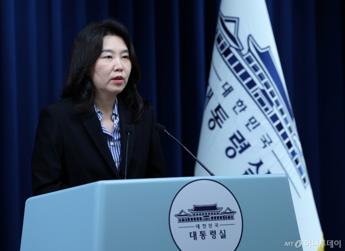 [서울=뉴시스] 고범준 기자 = 강유정 대변인이 27일 서울 용산 대통령실 청사에서 SPC 8시간 초과 야근 폐지 관련 브리핑을 하고 있다. 2025.07.27. bjko@newsis.com /사진=고범준