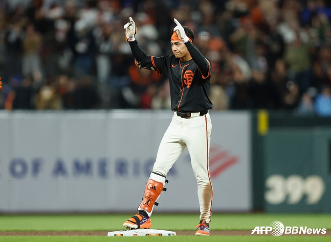 9회말 펜스 직격 2루타를 날리고 세리머니를 하는 이정후. /AFPBBNews=뉴스1