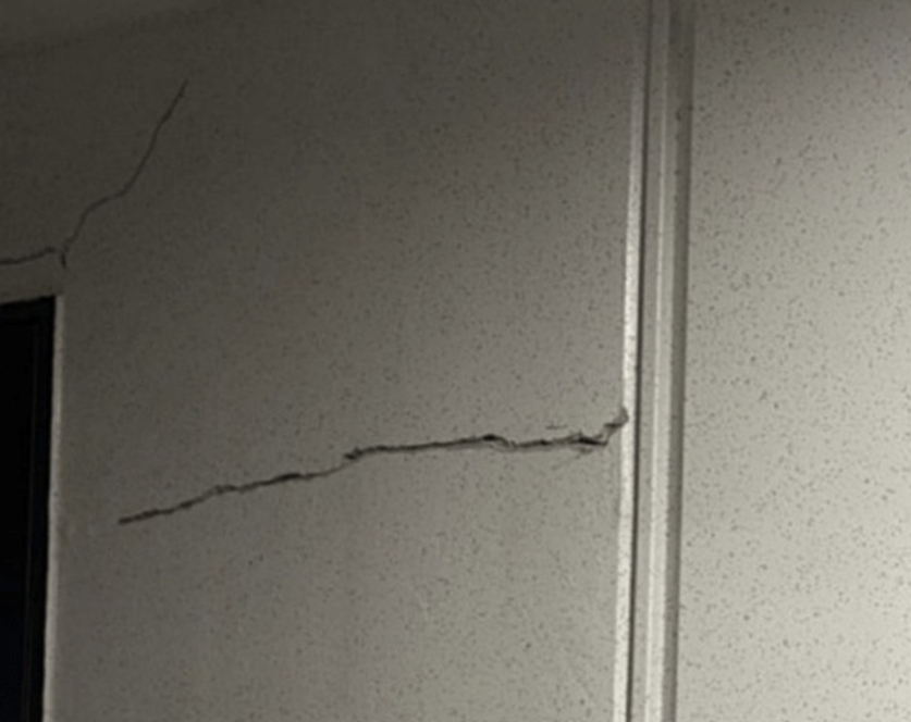 서울 강동구 둔촌동 올림픽파크포레온 단지 내부에 발생한 크랙/사진=독자제공