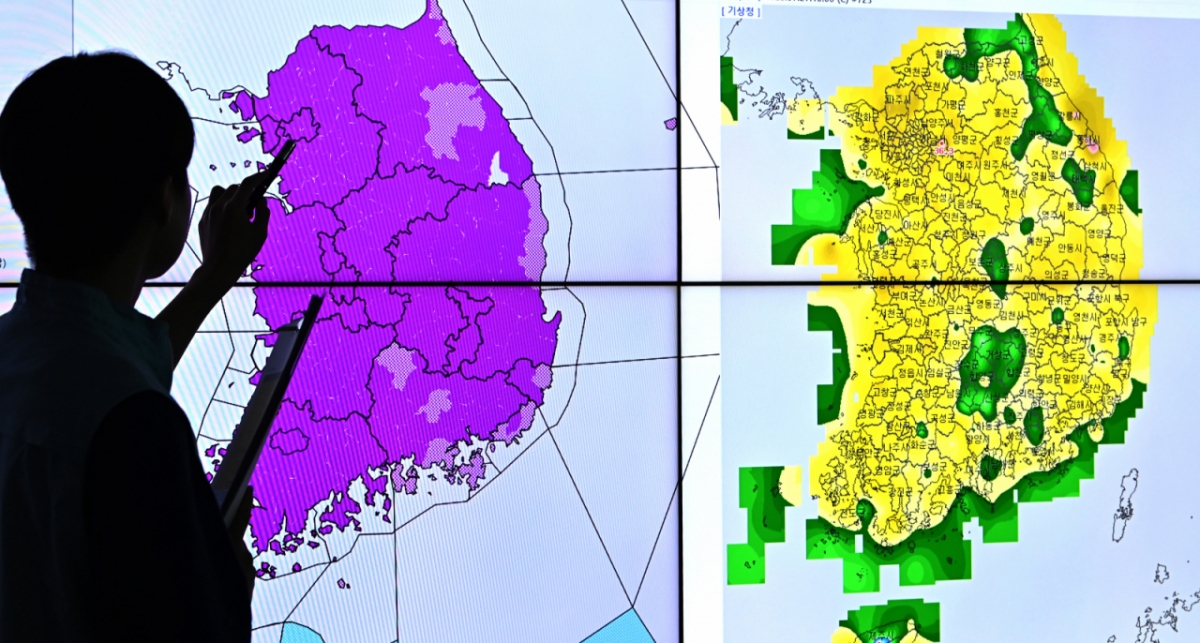 전국 대부분 지역에 폭염경보가 발효된 지난 27일 경기 수원시 수도권기상청에서 예보관이 폭염 상황을 모니터링 하고 있다. /사진=뉴시스
