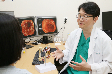 서울아산병원 소화기내과 황성욱 교수가 염증성 장질환 환자를 진료하고 있다./사진=서울아산병원