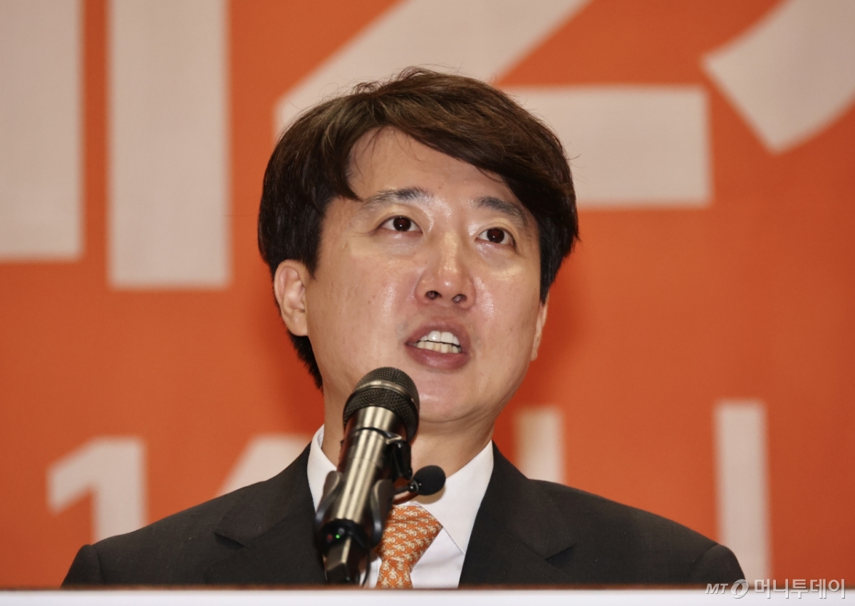 [서울=뉴시스] 이준석 개혁신당 대표가 27일 오후 서울 여의도 국회 의원회관에서 열린 개혁신당 제2차 전당대회에서 당대표 수락연설을 하고 있다. 2025.07.27. 