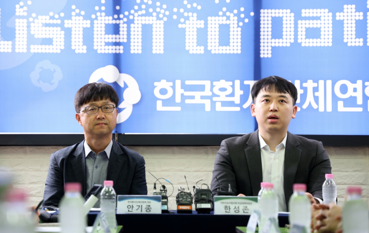 안기종 한국환자단체연합회 대표와 한성존 대한전공의협의회 비상대책위원장이 28일 서울 영등포구 한국환자단체연합회에서 만나 환자, 전공의 각 입장과 상황을 말하고 있다. /사진=뉴스1