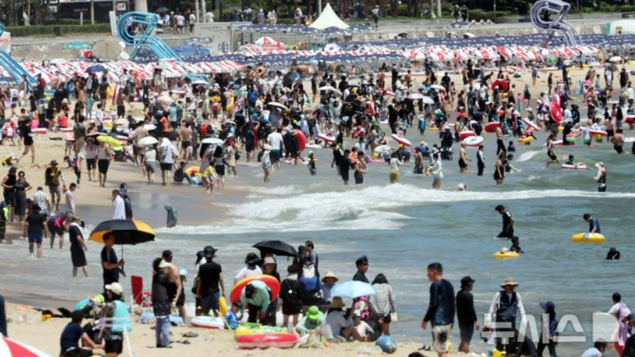 본격적인 여름 피서철을 맞은 지난 27일 부산 해운대구 해운대해수욕장에 관광객이 몰린 모습. /사진=뉴시스