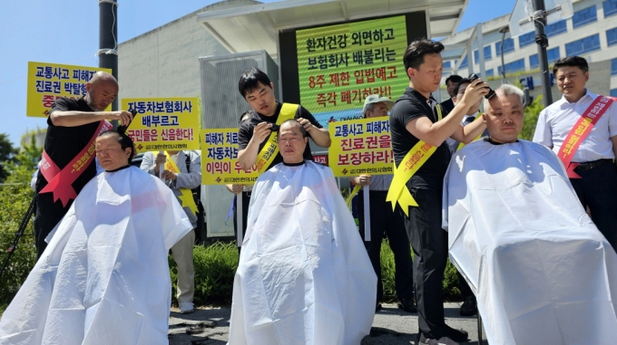 (왼쪽부터) 정유옹 대한한의사협회 수석부회장, 서만선 TF위원장, 박용연 대전광역시한의사회 보험이사가 지난 10일 국토교통부 앞에서 삭발에 임하고 있다. /사진=한의협 