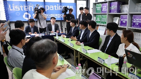 한성존 대한전공의협의회 비상대책위원장이 28일 서울 영등포구 한국환자단체연합회을 찾아 안기종 한국환자단체연합회 대표를 비롯한 환자단체 관계자들을 만나 모두 발언을 하고 있다.  전공의와 환자단체가 대면해 대화한 것은 의정 갈등이 시작된 지 1년 6개월 만이다.  이날 참석한 한성존 비대위원장은 모두발언에서 "1년 5개월 이상 길어진 의정갈등으로 인해 불편을 겪고 불안하셨을 국민에게 사과의 말씀을 드린다"고 밝혔다./사진=[서울=뉴시스] 김선웅 기자