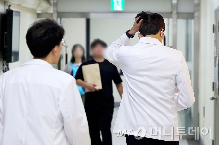 [서울=뉴시스] 홍효식 기자 = 의정갈등으로 병원을 떠났던 전공의들이 복귀 논의에 앞서 수련 환경 개선과 수련 연속성 보장 등 대정부 3대 요구안을 확정한 가운데 21일 서울 시내 한 대학병원에서 의료진들이 이동하고 있다. 2025.07.21. yesphoto@newsis.com /사진=홍효식