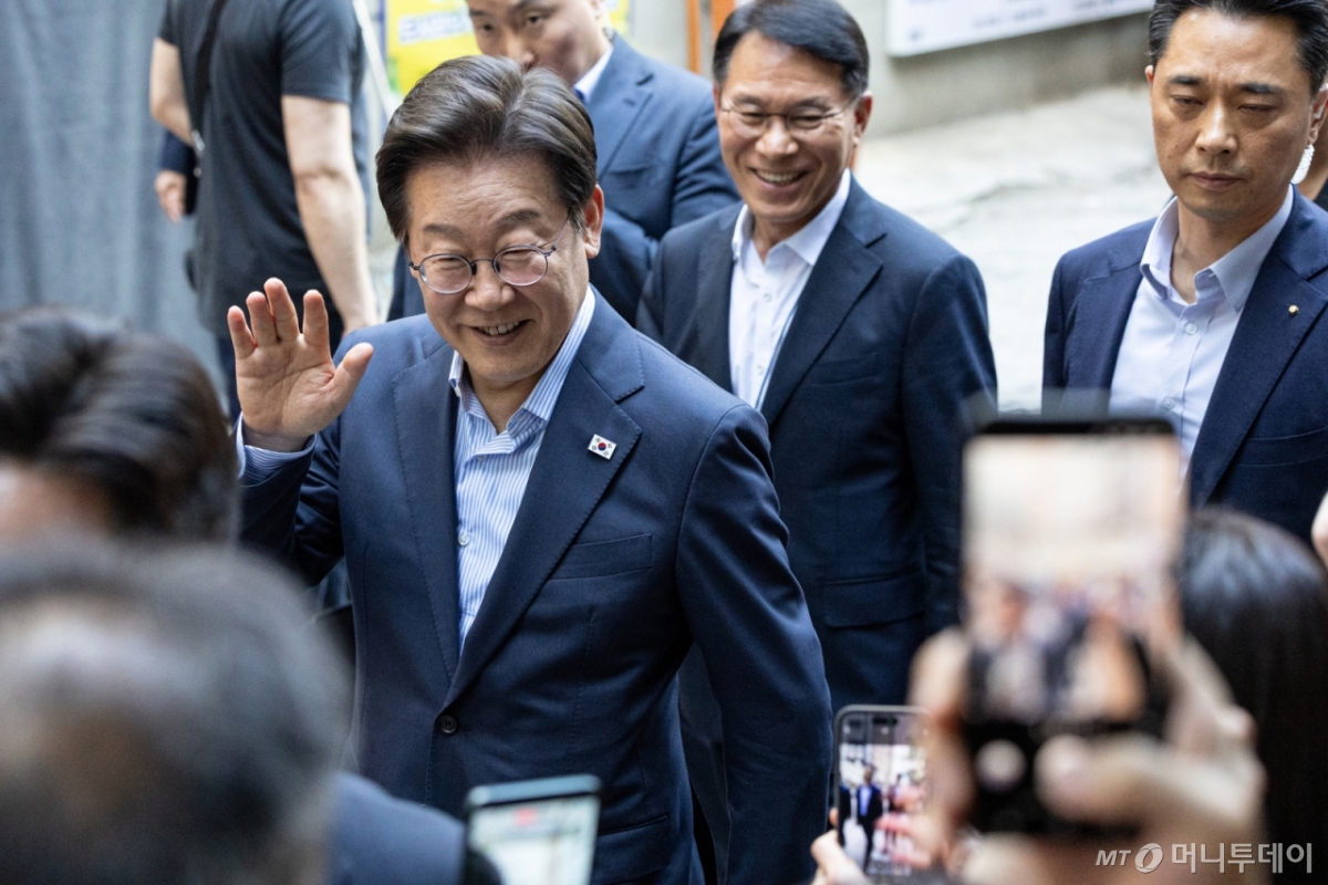 이재명 대통령이 11일 시민들과 저녁 식사를 위해 서울 종로구 광화문 인근의 한 식당으로 이동하고 있다. 2025.7.11/뉴스1  Copyright © 뉴스1. All rights reserved. 무단 전재 및 재배포,  AI학습 이용 금지. /사진=뉴스1