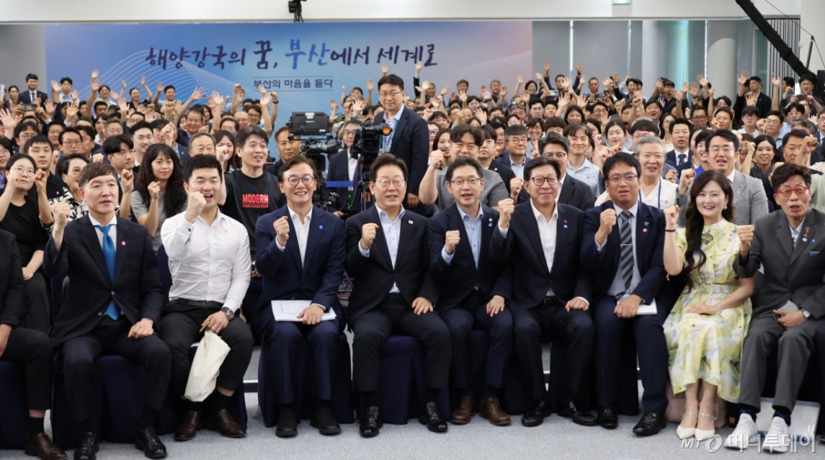 [부산=뉴시스]  이재명 대통령이 25일 부산 부경대에서 열린 타운홀미팅 '부산의 마음을 듣다' 지역 주민 간담회에서 참석자들과 기념촬영을 하고 있다. (대통령실통신사진기자단) 2025.07.25.