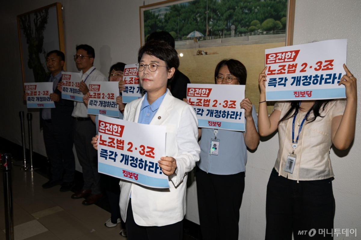 (서울=뉴스1) 유승관 기자 = 전종덕 진보당 의원이 28일 서울 여의도 국회 환경노동위원회 소회의실 앞에서 고용노동법안심사소위원회에 참석하는 의원들을 향해 노조법 개정을 촉구하는 손팻말을 들고 있다.  환노위는 이날 소위를 열고 노동조합 및 노동관계조정법 일부개정법률안(노란봉투법)을 심사한다. 2025.7.28/뉴스1  Copyright © 뉴스1. All rights reserved. 무단 전재 및 재배포,  AI학습 이용 금지. /사진=(서울=뉴스1) 유승관 기자