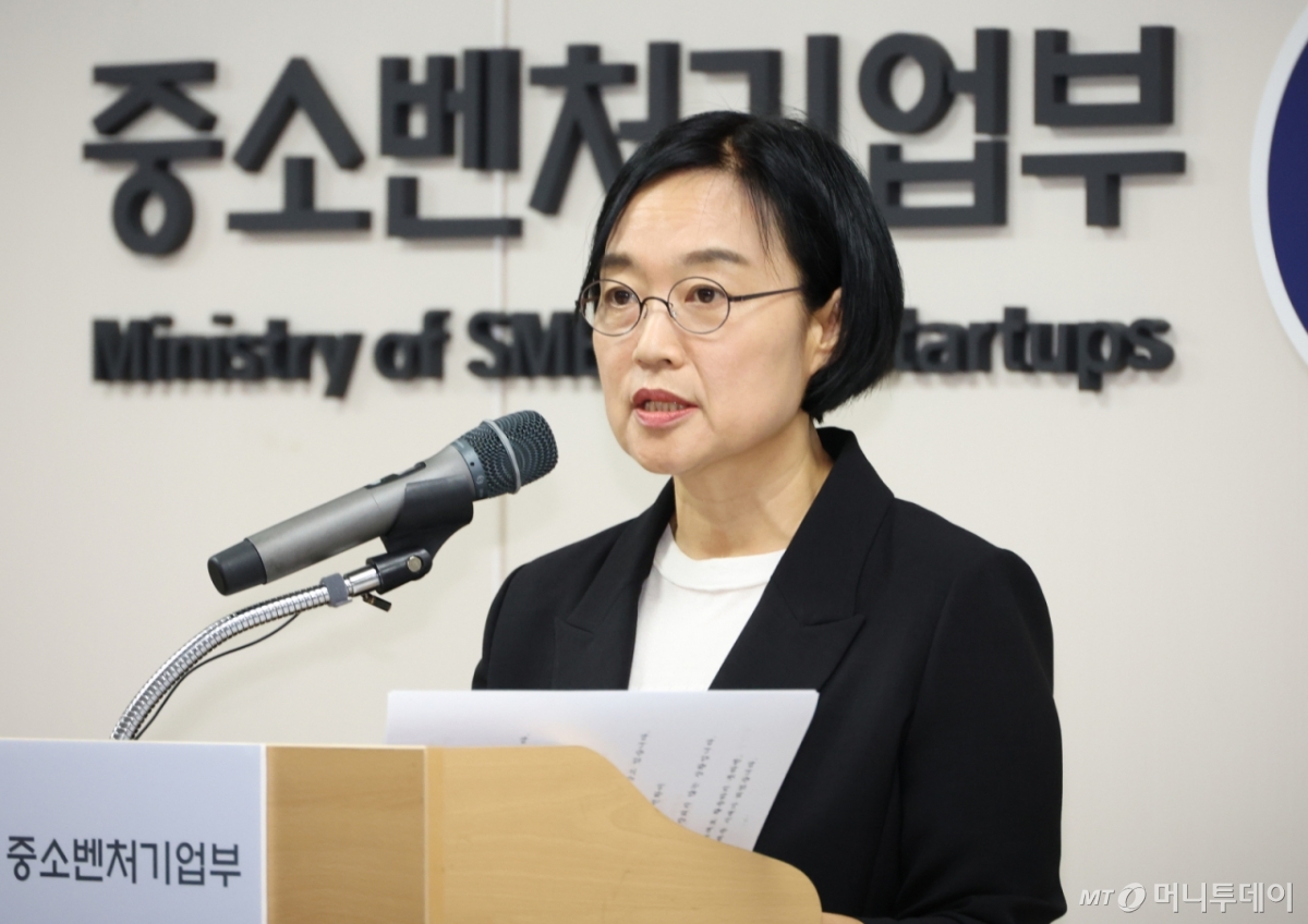 [세종=뉴시스] 강종민 기자 = 한성숙 중소벤처기업부 장관이 24일 세종시 정부세종청사에서 열린 취임식에서 취임사를 하고 있다. 2025.07.24. /사진=강종민