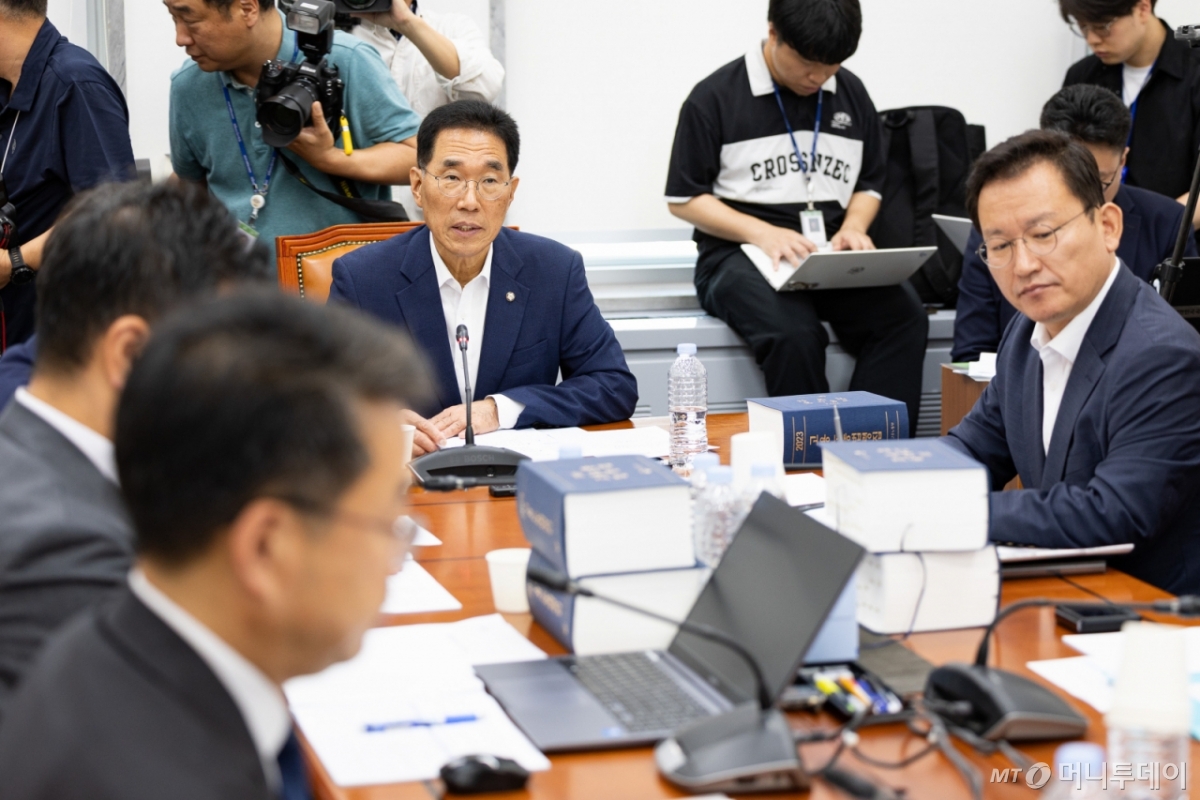 김주영 국회 환경노동위원회 고용노동법안심사소위원장이 28일 서울 여의도 국회에서 열린 제427회 국회(임시회) 제1차 고용노동법안심사소위원회를 주재하고 있다. 환노위는 이날 소위를 열고 노동조합 및 노동관계조정법 일부개정법률안(노란봉투법)을 심사한다. 2025.7.28/뉴스1 Copyright © 뉴스1. All rights reserved. 무단 전재 및 재배포, AI학습 이용 금지. /