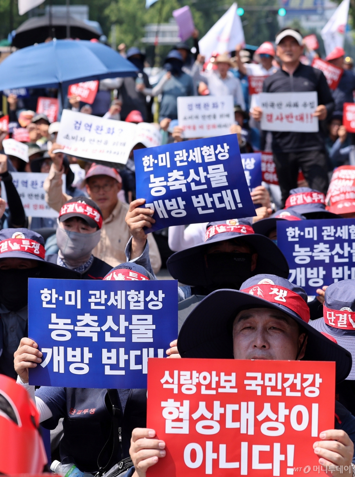 (서울=뉴스1) 박지혜 기자 = 28일 서울 용산 대통령실 인근에서 열린 '한-미 상호관세 협상 농축산물 개방 반대 전국농축산인 결의대회'에서 농민들이 한·미 관세협상 농·축산물 개방 반대를 촉구하고 있다.  쌀·소고기 등 미국산 농축산물 개방 압박이 거세지면서 농민단체들은 농축산물이 협상 대상에서 제외돼야 한다고 목소리를 높이고 있다. 2025.7.28/뉴스1  Copyright © 뉴스1. All rights reserved. 무단 전재 및 재배포,  AI학습 이용 금지. /사진=(서울=뉴스1) 박지혜 기자