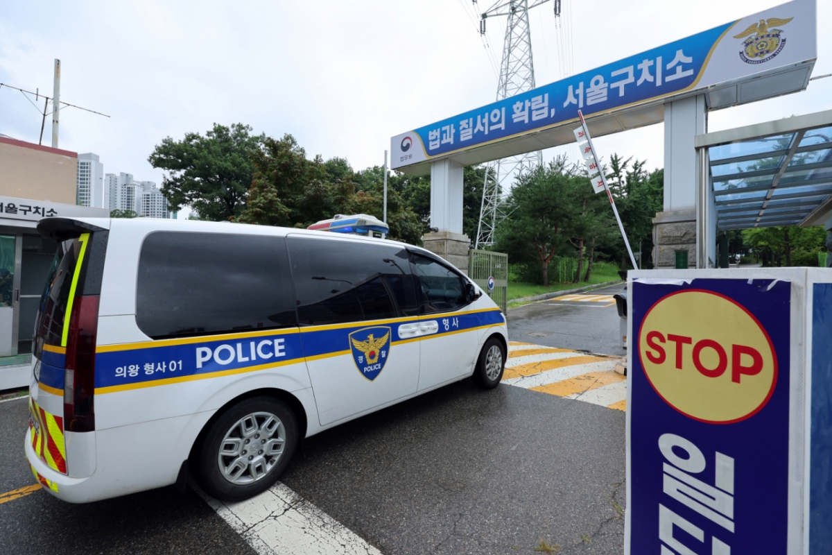 12·3 비상계엄' 사태와 관련해 윤석열 전 대통령이 내란특검팀(특별검사 조은석) 소환 조사를 거부한 15일 경기 의왕 서울구치소 앞에서 경찰차량이 이동하고 있다./사진=뉴스1