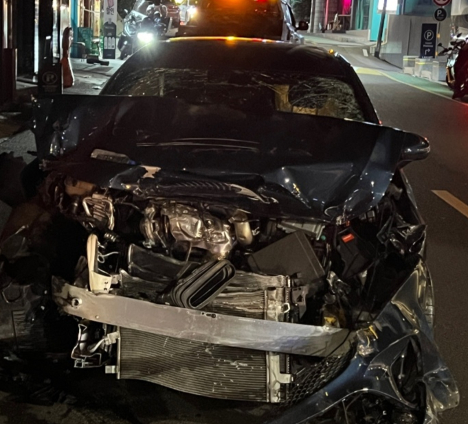 지난 28일 밤 11시쯤 서울 강남구 학동로 일대에서 음주 상태로 벤츠 차량을 몰던 60대 남성이 2명을 다치게 하는 사고가 발생했다. 사진은 벤츠 차량이 손상된 모습./사진=독자제공.