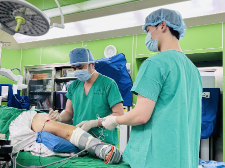 한림대강남성심병원 정형외과 김형년 교수가 발목 골절 환자 수술 전 말초신경마취를 시행하고 있다./사진=한림대강남성심병원