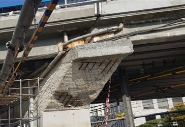 서소문고가차도 교각 받침부에 콜크리트가 탈락되고 철근이 노출돼 있다.(2019년) / 사진제공=서울시  