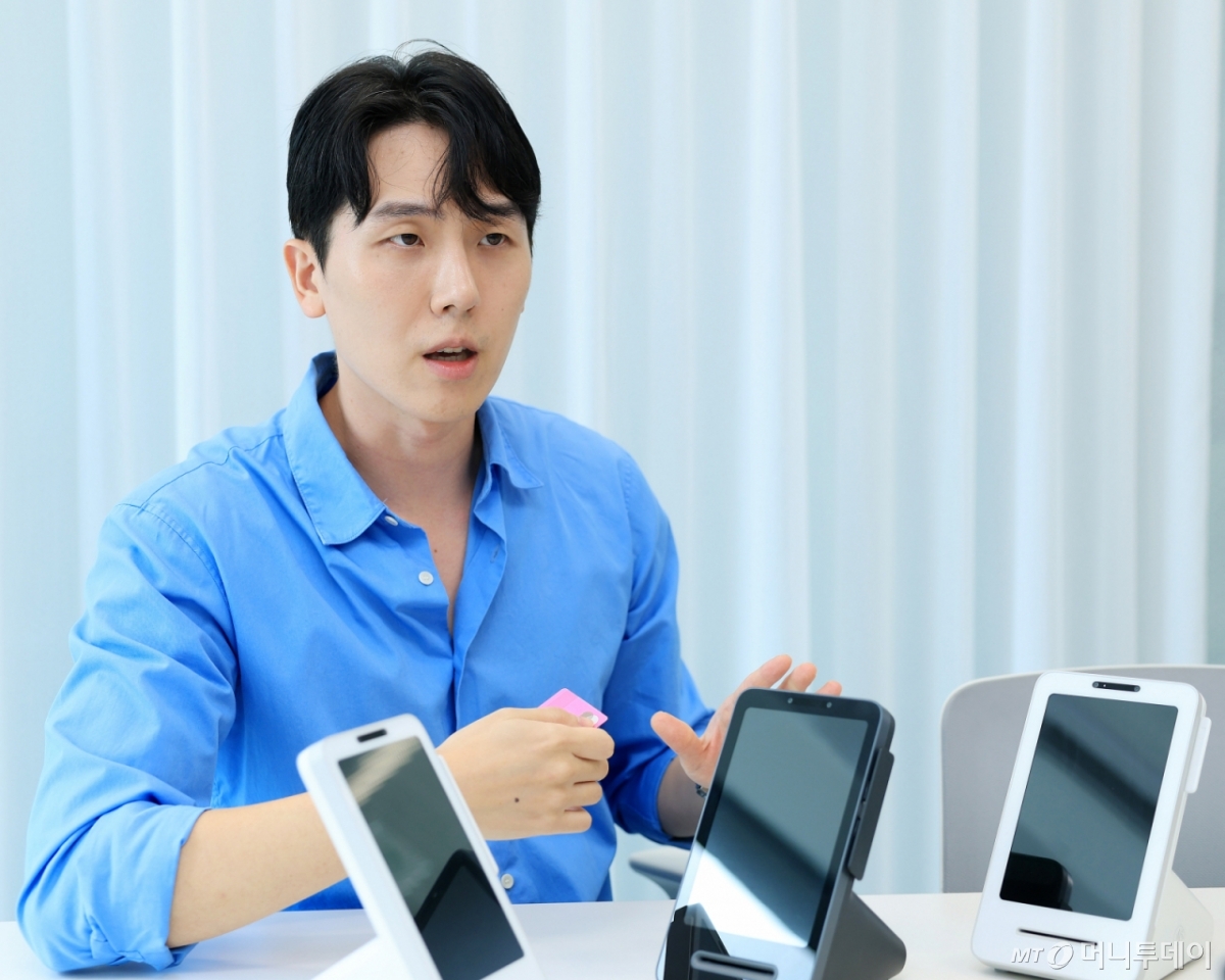 류관준 토스플레이스 산업 디자이너. 그 앞에는 토스플레이스의 결제 단말기인 프론트 2세대 제품. /사진=김창현 기자 chmt@