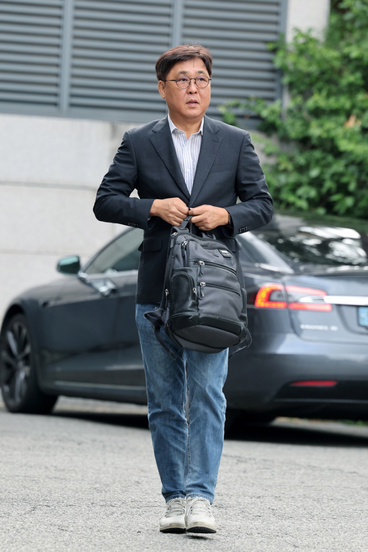 최휘영 문화체육관광부 장관 후보자가 지난 14일 서울 종로구 인사청문회 준비단 사무실로 출근하고 있다.  / 사진 = 뉴시스 