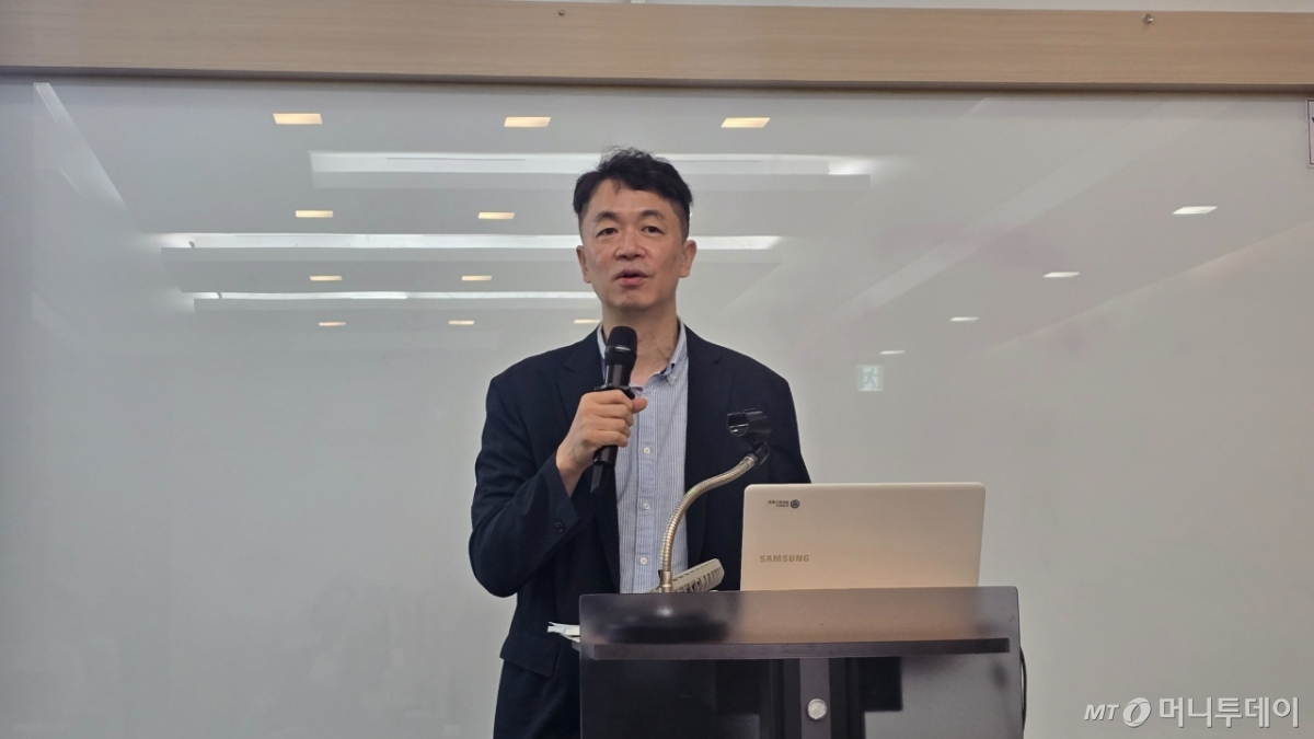 한동우 보건산업진흥원 국제의료본부장이 29일 서울 중구에서 열린 '2024 외국인 환자 유치실적 통계분석 보고서 발간 관련 기자 설명회'에서 발표하고 있다. /사진=홍효진 기자