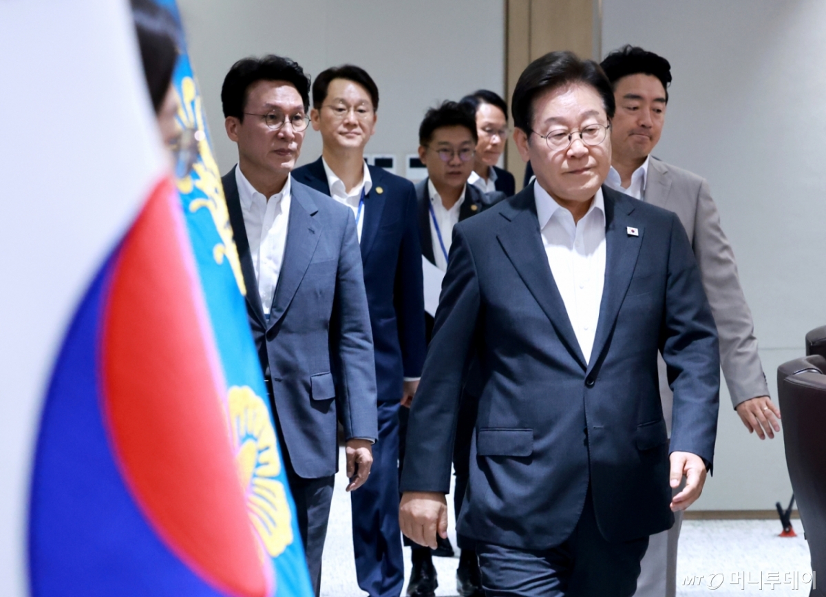 [서울=뉴시스] 최동준 기자 = 이재명 대통령이 29일 서울 용산 대통령실 청사에서 열린 국무회의에 입장하고 있다. (대통령실통신사진기자단) 2025.07.29. photocdj@newsis.com /사진=