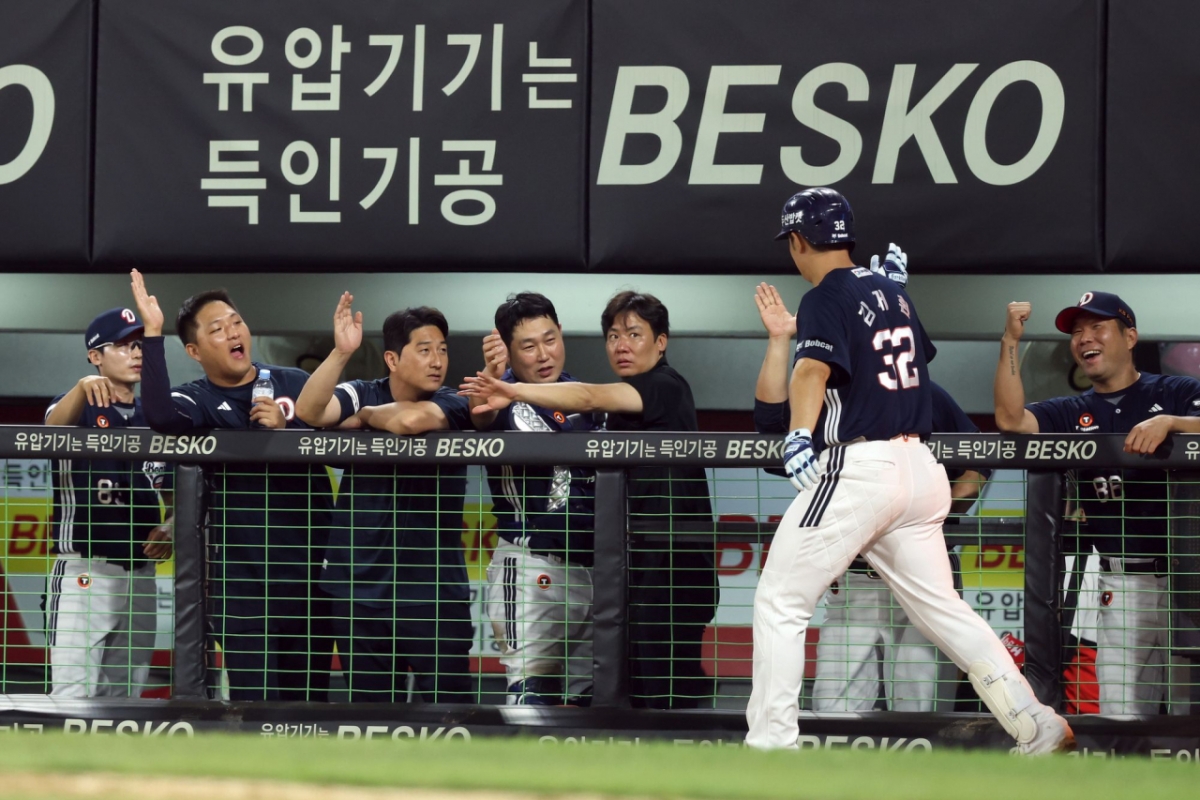 두산 베어스 김재환(오른쪽에서 두 번째)이 29일 광주 KIA전에서 7회 베어스 프랜차이즈 최다 홈런을 터트린 뒤 동료들과 기쁨을 나누고 있다. /사진=두산 베어스 제공