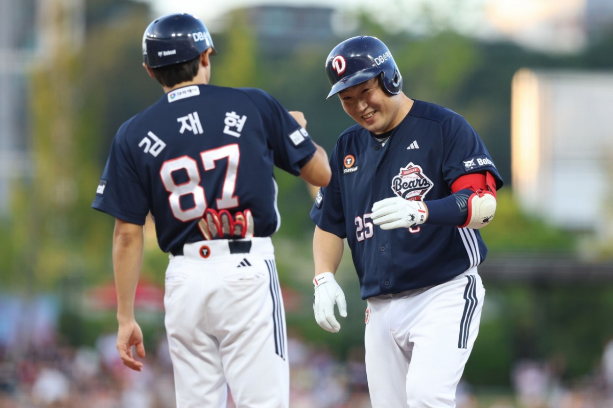 29일 두산 베어스 양의지(오른쪽)의 모습. /사진=두산 베어스 제공