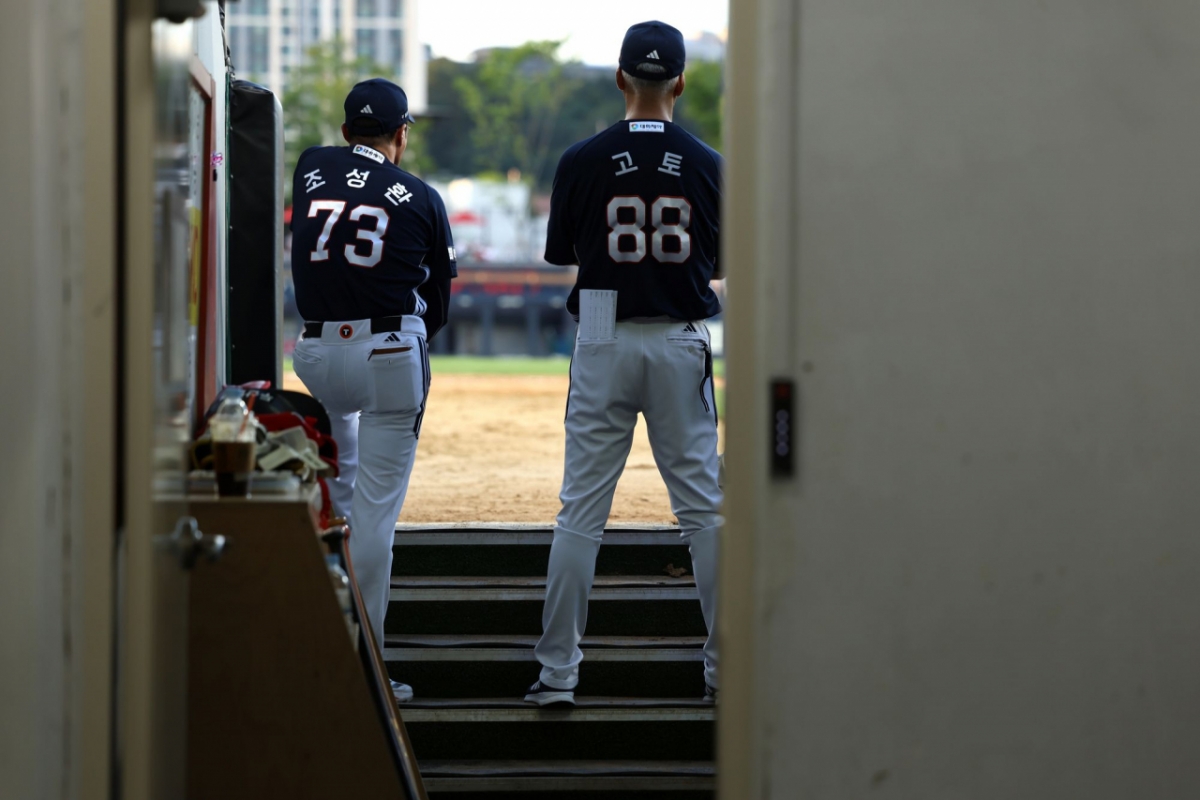 29일 두산 베어스 조성환(왼쪽) 감독대행과 고토 코치의 모습. /사진=두산 베어스 제공