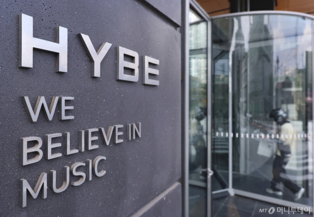 경찰이 하이브 방시혁 의장의 사기적 부정거래 의혹을 수사 중인 가운데 지난 24일 서울 용산구 하이브 본사 안으로 배달직원이 들어가고 있다./사진=뉴시스.