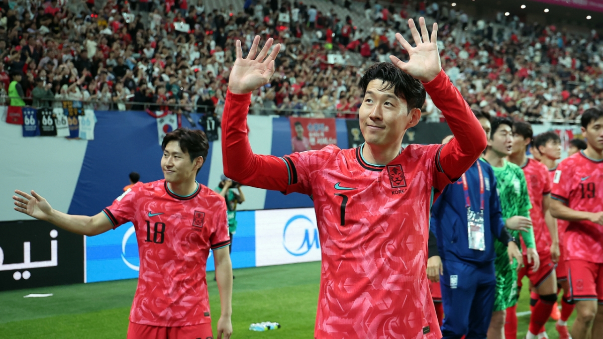 지난 6월 대한민국 축구 국가대표팀 경기가 종료된 후 주장 손흥민과 이강인 등 선수단이 팬들에게 인사하는 모습. /사진=뉴스1