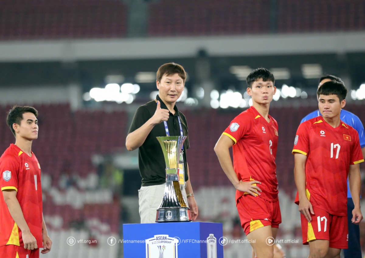 김상식(가운데) 베트남 대표팀 감독이 29일(한국시간) 인도네시아 자카르타의 겔로라 붕 카르노 스타디움에서 열린 2025 아세안축구연맹(AFF) U-23 챔피언십 결승에서 승리한 뒤 엄지를 치켜세우고 있다. /사진=베트남축구연맹(VFF) 공식 홈페이지