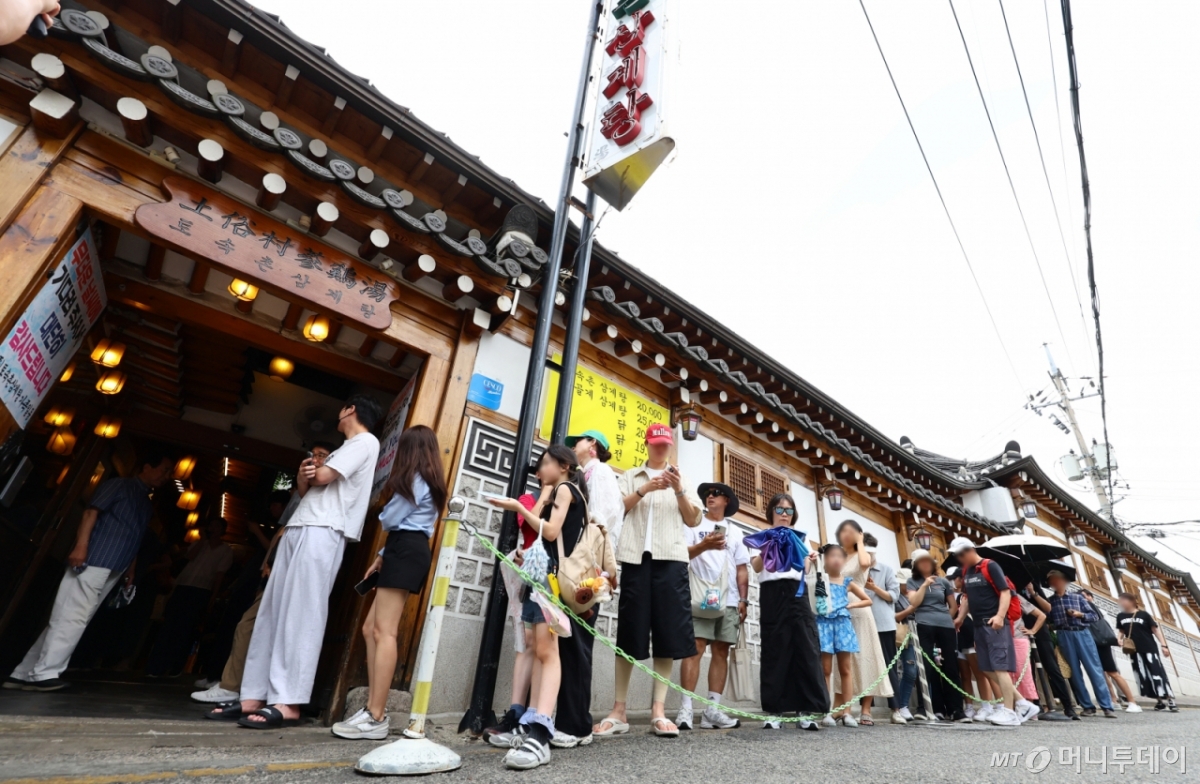 [서울=뉴시스] 황준선 기자 = 중복인 30일 오후 서울 시내 한 삼계탕 전문점에 시민들이 줄을 서 입장을 기다리고 있다. 2025.07.30. hwang@newsis.com /사진=황준선