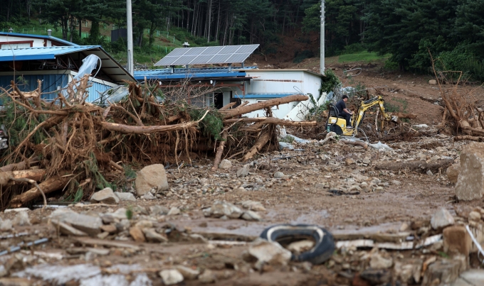 ▲7월 21일 경기 가평군 조종면 신상3리에서 폭우·산사태로 인한 피해 복구작업이 진행되고 있다./사진=뉴시스